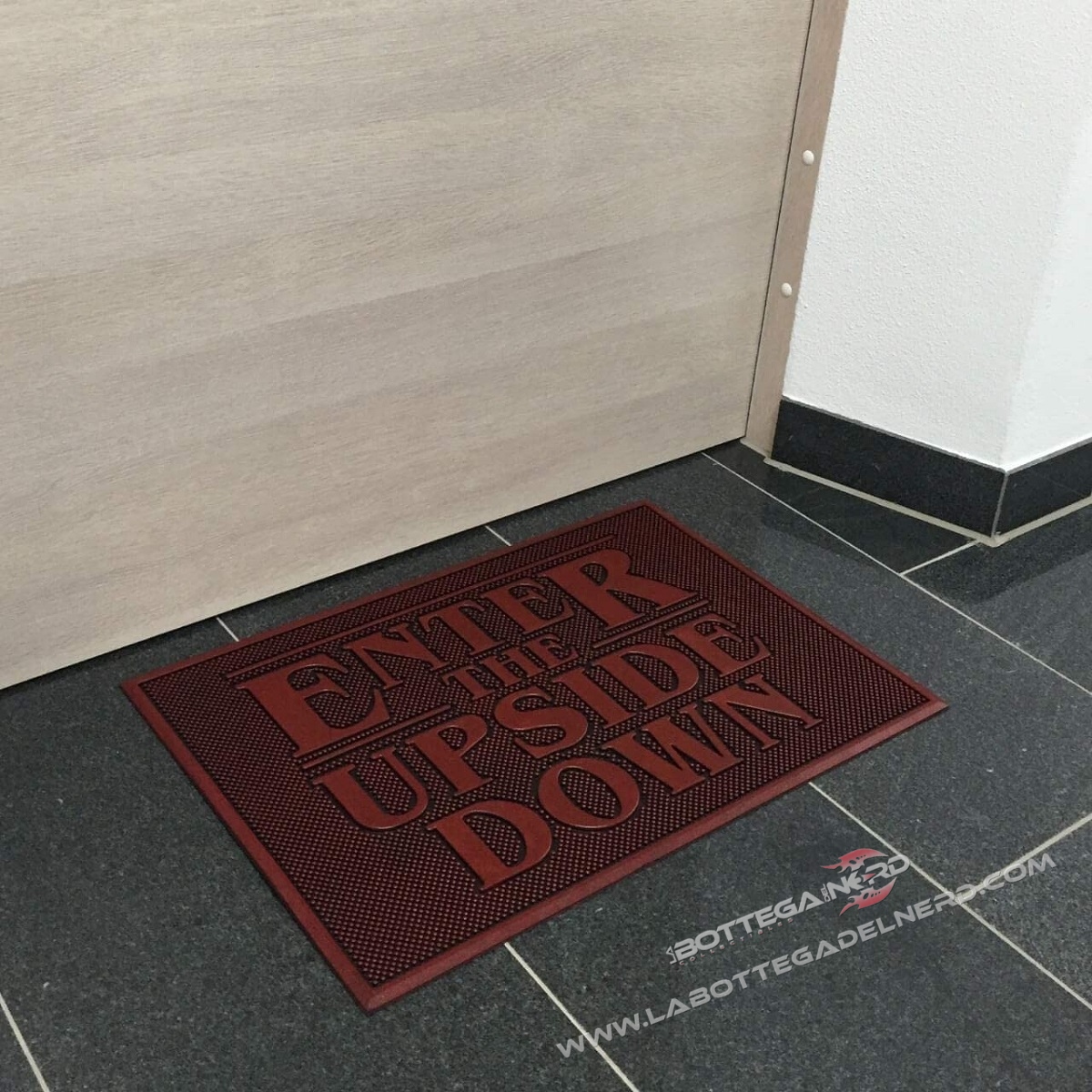 ZERBINO IN GOMMA - Stranger Things "Entra nel Sottosopra" 40x60 - immagine 2