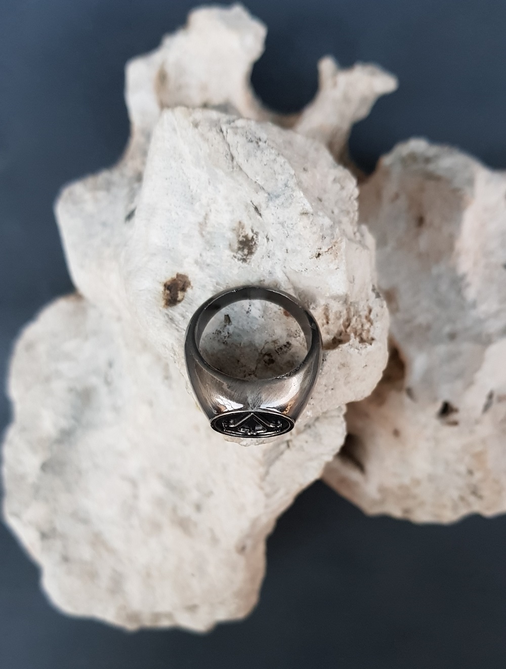 Anello dell'assassino - acciaio antichizzato - immagine 4